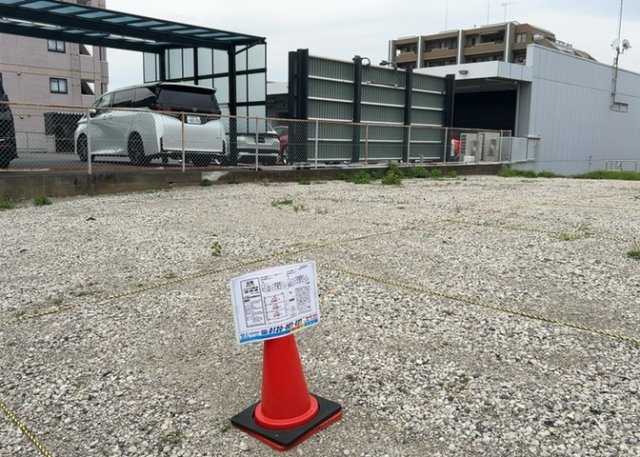 土地の面積＝住宅面積ではありません。建ぺい率の問題などで、土地のある場所によって住宅を建てられる面積は限られています。高さもしかり、「土地」という言葉の中には、建築条件も含まれると考えておきましょう。