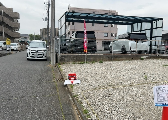 家を建てる場合、方位は要チェックです。現実的に日当たりのよい家ならばリビングは南側、建築基準法でも北側に当たる家への配慮は求められています。土地を見学に行く際は、方位磁針を持って行くようにしましょう。