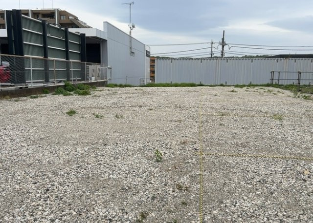 土地の前の道路に消火栓が設置されていることがあります。この場合、道路交通法第45条第1項により、駐車禁止の場所が指定されています。そのため、車庫などの駐車スペースをつくることができない場合があります。