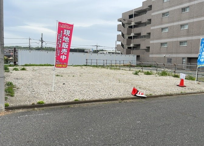 土地購入を検討されている場合、境界杭がない状態で購入してしまうと境界確定測量をする必要があり、費用がかかります。購入の前に、売主、隣土地所有者立ち合いのもと境界を確定し境界杭を設置するのがベストです。