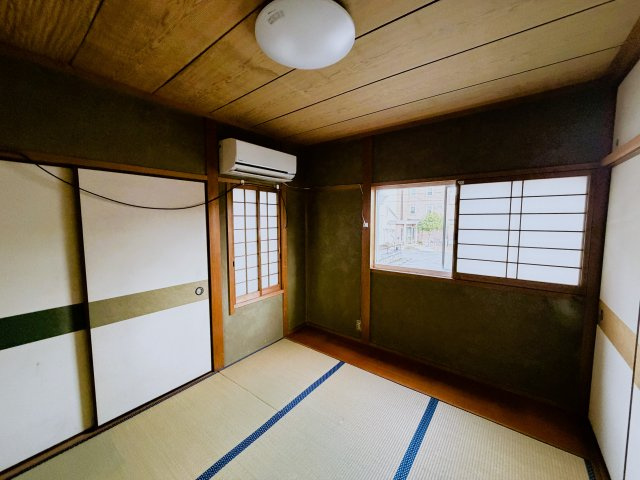 木目の壁がお洒落なな温かく落ち着いた空間