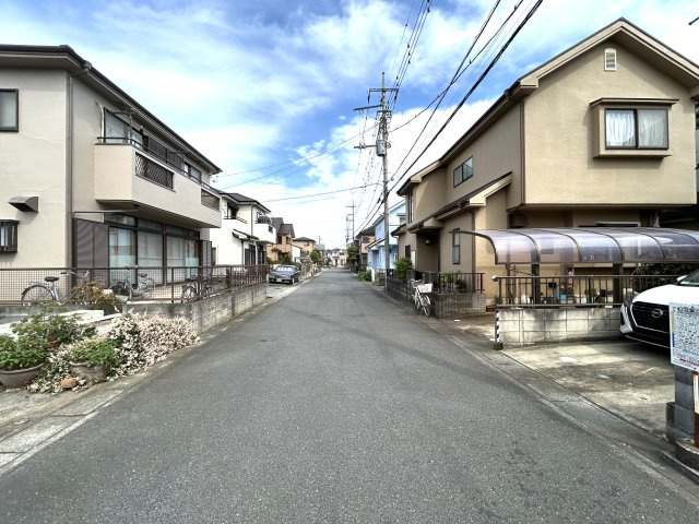 北側前面道路は幅員6Mで車も2台すれ違える広さです。区画整理地内なので、道路も広く快適です。