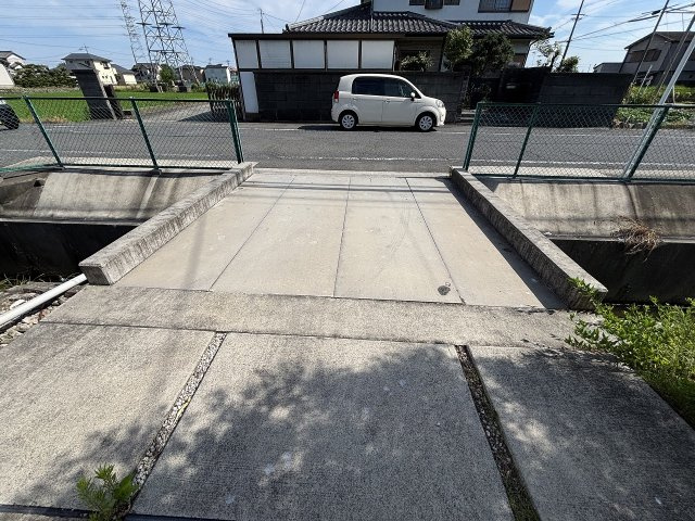 敷地内から前面道路が左右までしっかり見渡せるため、毎日の車の出庫も安全かつスムーズに行えます。
