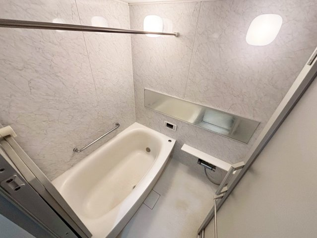 落ち着いた色合いの壁面が特徴の浴室。ゆっくり寛ぐ事の出来る空間です