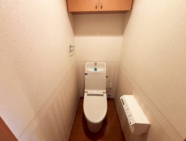 シンプルで使いやすい暖房・温水シャワー洗浄機能付きトイレは標準装備です！