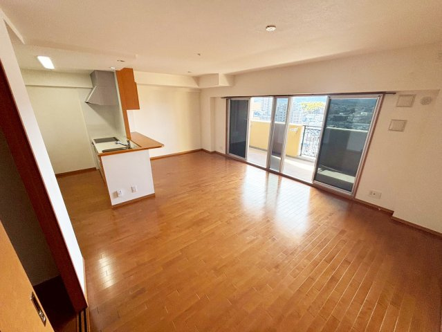 広々リビングは、ソファーやテーブルを置いてもくつろぎの空間が保てる使いやすい設計になっています