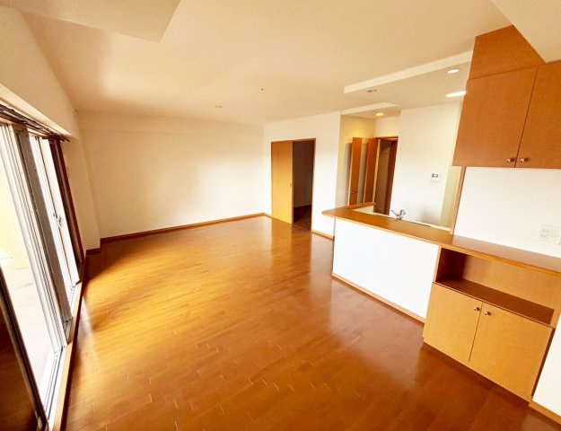 ご家族が集まるリビングダイニングは陽光あふれるあたたかなお部屋
