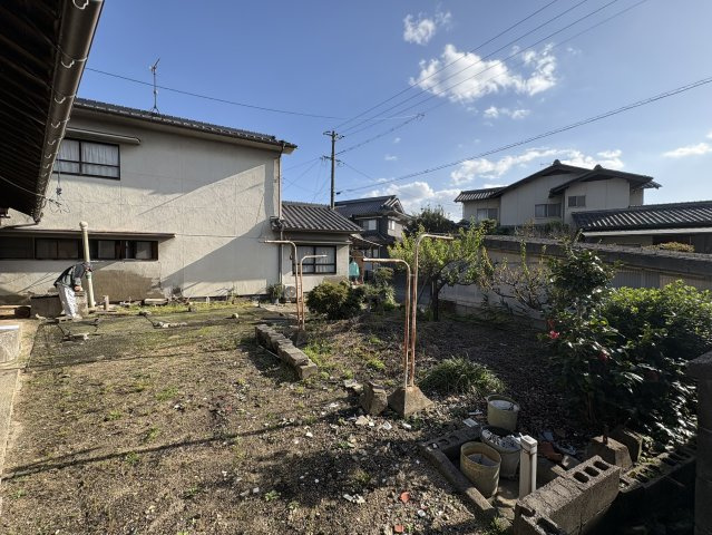 南向きで日当たり良好な敷地。建物を解体すれば、ゆとりある庭付き住宅や平屋プランなど多彩な建築が可能。道路側にかけての奥行きも十分で、駐車スペースの確保もしやすい形状。静かで、のびのびと暮らせます。