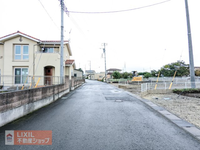 【前面道路含む現地写真】お車も2台すれ違える道幅の広さもございます。ぜひ現地もご覧ください。