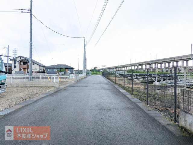 【前面道路含む現地写真】お車も2台すれ違える道幅の広さもございます。ぜひ現地もご覧ください。
