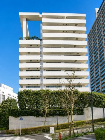 赤坂の高台に佇む白いタイル張りの外観。連続するバルコニーの水平ラインが、端正な佇まいを演出します。