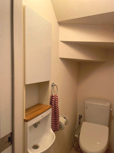 リビングのある2階のトイレには、さっと手を洗える省スペースの手洗器つき。来客時にも心地よくお使いいただけます。