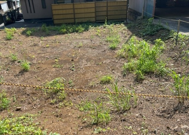 土地の面積＝住宅面積ではありません。建ぺい率の問題などで、土地のある場所によって住宅を建てられる面積は限られています。高さもしかり、「土地」という言葉の中には、建築条件も含まれると考えておきましょう。