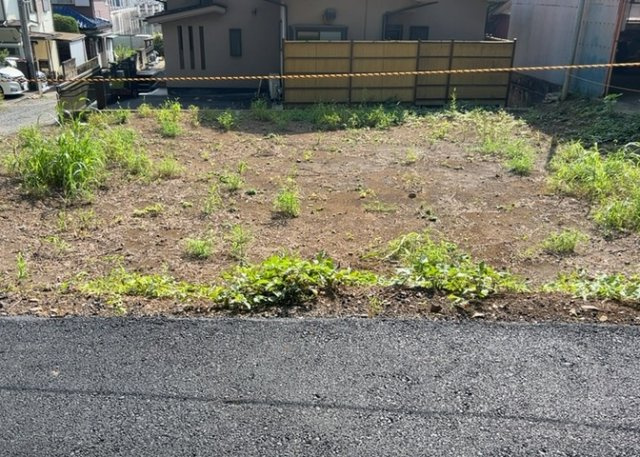 家を建てる場合、方位は要チェックです。現実的に日当たりのよい家ならばリビングは南側、建築基準法でも北側に当たる家への配慮は求められています。土地を見学に行く際は、方位磁針を持って行くようにしましょう。