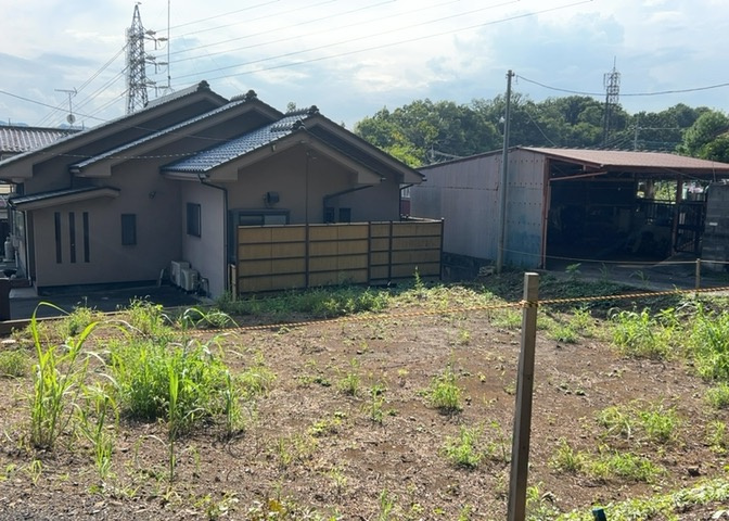 土地の前の道路に消火栓が設置されていることがあります。この場合、道路交通法第45条第1項により、駐車禁止の場所が指定されています。そのため、車庫などの駐車スペースをつくることができない場合があります。