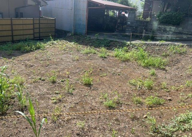 現地に行くなら、物件の周囲の地形がどうなっているかを見ることも大切です。周辺より低くなっている土地では、大雨などで水が集まりやすいため、地盤が弱くなっているということも考えられるため、注意が必要です。