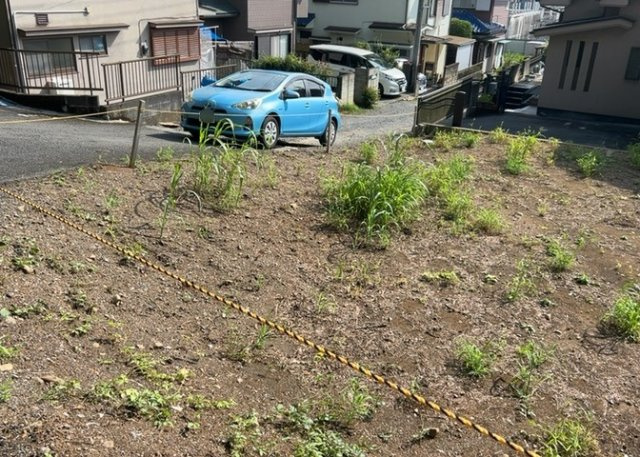 土地購入を検討されている場合、境界杭がない状態で購入してしまうと境界確定測量をする必要があり、費用がかかります。購入の前に、売主、隣土地所有者立ち合いのもと境界を確定し境界杭を設置するのがベストです。