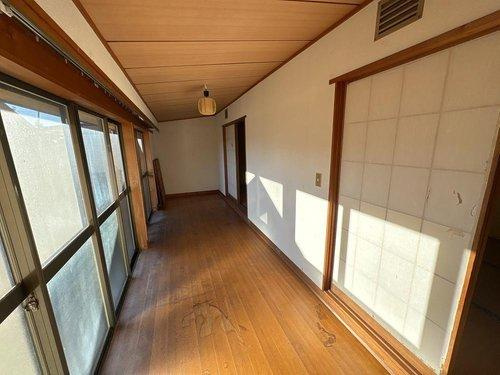 広々とした縁側