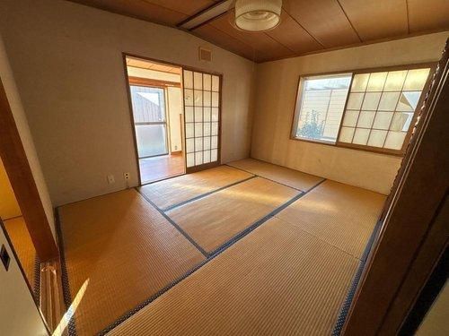 日の光が差し温かみのある和室