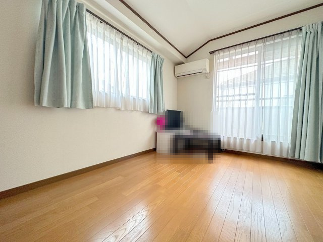 2階の南向きの洋室で、陽当り良好です