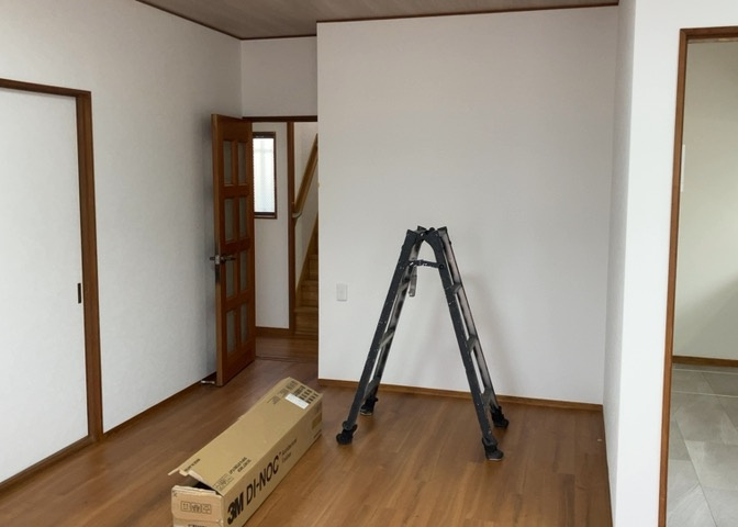 ダイニングは、食事や家族の団らんスペースとしてだけではなく、ほかの用途としても使用することができます。ダイニングテーブルを置き、食事のためのスペースを作ることでリビングとの差別化を図ることができます。