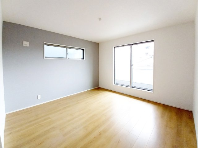 2階寝室9.5帖、WIC完備。バルコニーのある明るいお部屋です！　