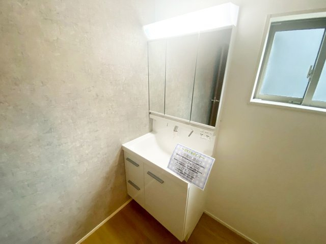ミラー周りに沢山の工夫。機能性高い三面鏡の洗面台　