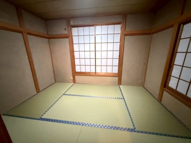陽だまりが心地よい和室。ルーフバルコニーに面しています。