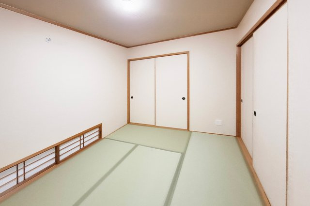 和室：襖や障子を貼替えるなどきれいにリフォーム済み。