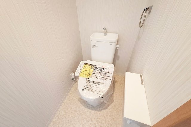 2Fトイレ：便器・温水洗浄便座を新調済み。
