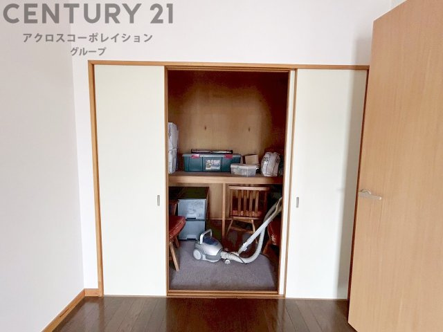 押入れは季節の衣類、寝具などを収納できます。伝統的な美しさと実用性が融合し、収納物を保護する調湿・換気効果があります。使い方によっては書類や小物なども効果的に整理でき空間を有効活用できます。