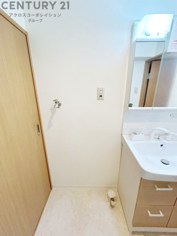 洗濯物の仕分け作業がしやすく、整理整頓が容易になります。洗濯音や湿気を他の部屋に持ち込まず、生活環境を快適に保ちます。上部を活用すれば収納スペースを確保でき洗剤や洗濯用品の整理もしやすくなります。