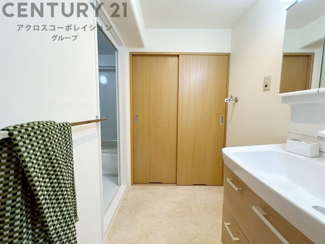 衣服の収納や脱ぎ着や整理整頓がしやすく、湿った衣類を乾燥させるスペースがありカビや臭いの発生を防ぎます。床の汚れを他の部屋に持ち込まず清潔を保つことができます。また快適な入浴環境の整備にも役立ちます。