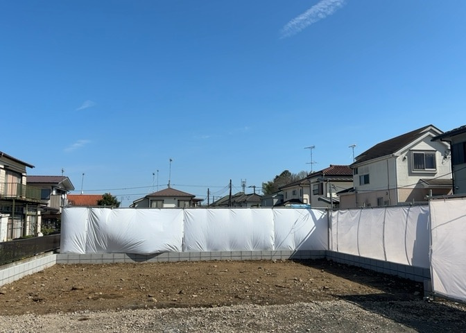 バルコニーは、室外の専用スペースのうち、「屋根がなく開放された空間」であるものを指します。ベランダより広いタイプのものが多く、日当たりもよいため家庭菜園などを楽しみたい人にとって適した環境となります。