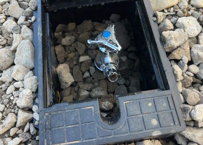 敷地内には、散水栓や立水栓があります。水道水を直接利用できるため、水を運ぶ手間を省くことが出来ます。大量の水を必要とする洗車作業や清掃などに役立ちます。その他設備とあわせて、現地でご確認ください。