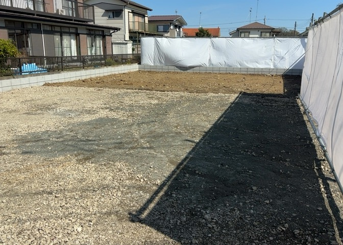 ベタ基礎とは、柱の位置に関係なく全体に基礎がある事を指し、面積が大きい分建物の重さを全体に分散できます。また、地面からの湿気や害虫を遮断でき、木造住宅で心配されるシロアリ被害を防ぐ効果も期待できます。