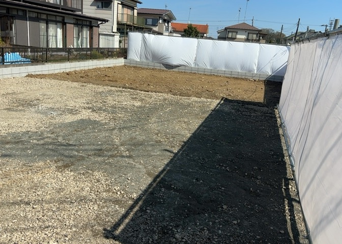 基礎パッキング工法とは、床下の換気確保のため基礎と土台の間に緩衝材を挟み込む工法です。土台の下に数十センチの間隔で設置されるため、全体的な隙間が生まれます。床下換気口に比べて高い通気性が確保されます。