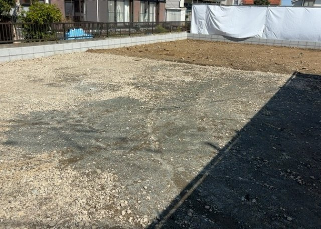 現地に行くなら、物件の周囲の地形がどうなっているかを見ることも大切です。周辺より低くなっている土地では、大雨などで水が集まりやすいため、地盤が弱くなっているということも考えられるため、注意が必要です。