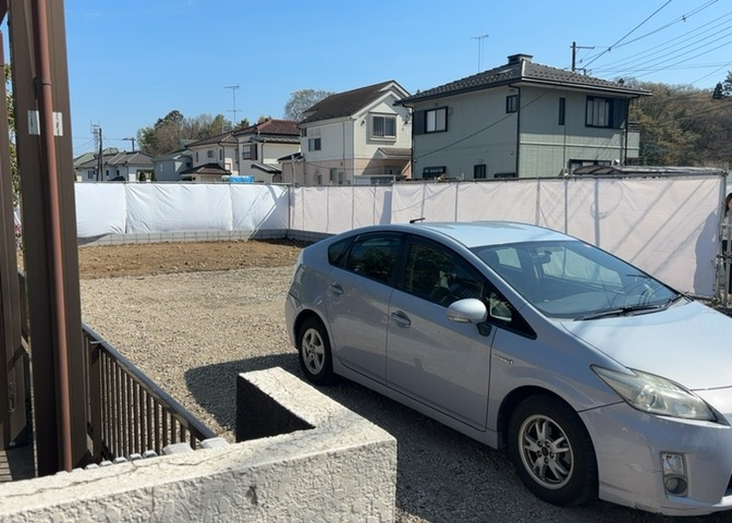 道幅が狭い場所は比較的土地の値段が低いことが多く、また交通量が少ないため騒音が少なく静かな環境で過ごせます。また、小さいお子様がいるご家庭も安心です。一方で車の駐車が難しいというデメリットもあります。