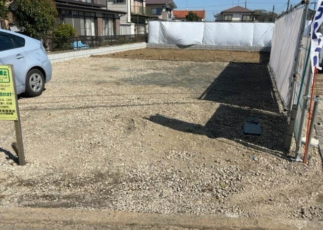 道幅が広い場所は日当たりや風通が良好です。幅が広いのですれ違いも可能ですし大きな車でも駐車可能！一方で、大型車が通ることも多くなるため交通量の増加により騒音に繋がります。また土地の値段が高くなります。