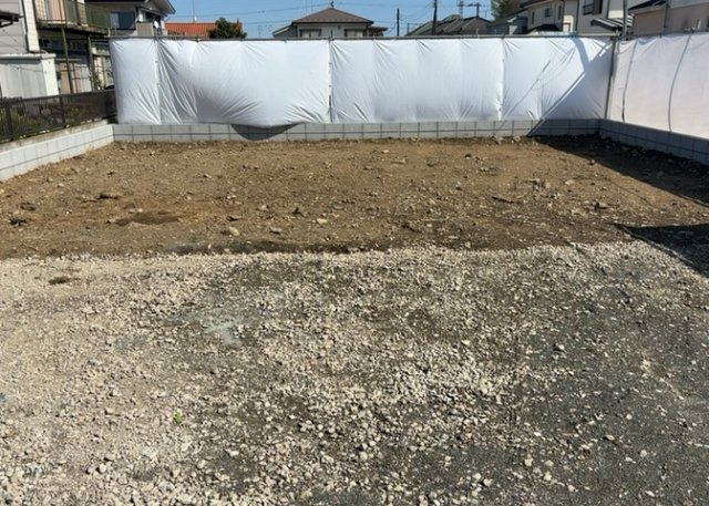 現在は更地となっています。現地をご見学に行く際は、道路の幅や周辺の交通量、施設などをご確認頂くことをおすすめします！ある程度イメージをつけたいという場合は、同売主の施工事例や完成パースもお見せします。