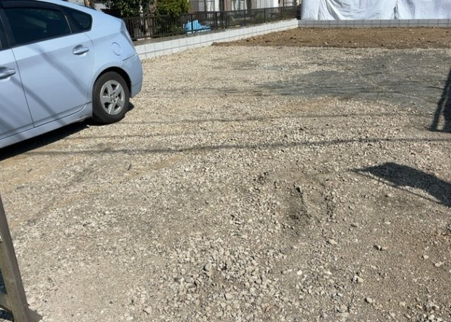 車一台あたりに必要なスペースは、標準サイズの普通自動車で横幅2m50cm、長さ5mは必要になります。ただし、乗降のことも考慮して横幅3m30cm、長さ5m50cmほどは確保できるところを選びましょう。