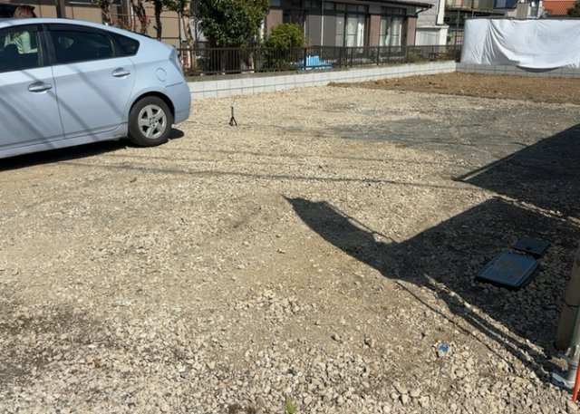 庭のある家に住むことのメリットとして、子どもたちの遊び場を確保できること、ガーデニングや家庭菜園を楽しめること、明るさを確保できることがあります。また、配置を工夫することでプライバシーが確保できます。