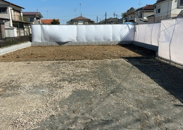 玄関は、狭すぎると複数人で使いにくく、広すぎても無駄な空間になりがちです。最低2畳を目安にして、家の広さとの兼ね合いや家族の人数を考慮して決めるとよいでしょう。現地を見学して快適な玄関を選びましょう！