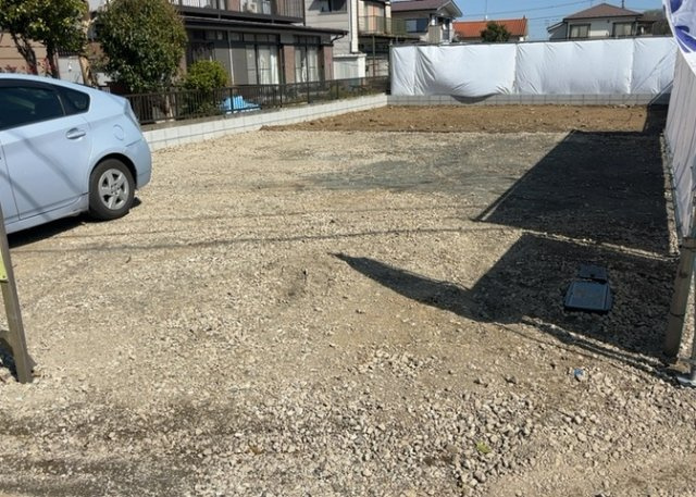お持ちの車種によっては前面道路が広い方が便利でしょう。しかし、前面道路が広ければその分交通量が多くなるため、騒音などが気になる場合があります。実際に現地を見学し、周辺交通量や騒音などを確認しましょう！