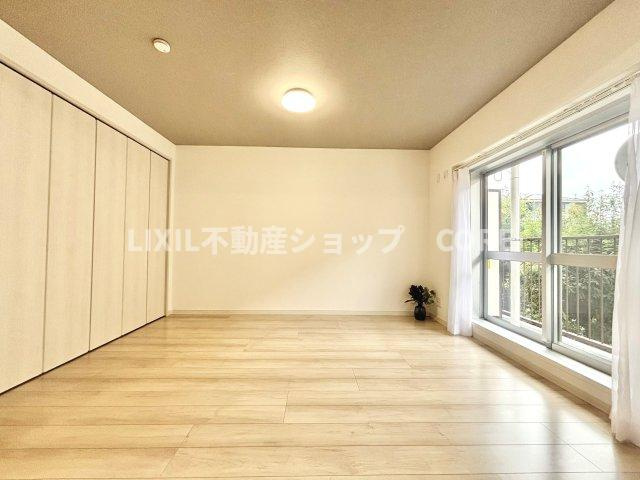 窓からたっぷりと陽光が注がれる明るい空間。家族の成長に対応できる永住仕様の間取り。