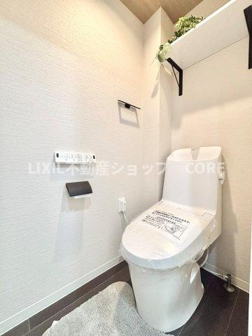 トイレはウォシュレット標準の節水トイレで、デザイン性・清掃性に優れたトイレを採用