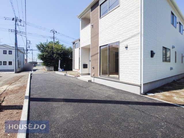 【駐車スペース】広々カースペースを確保しました！来客用としても重宝しますね。家族の出かける時間が異なっても安心です。
