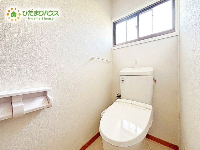 小窓で採光面と通気性を確保しておりますので、陽射し差し込む明るい空間で、いつもさわやかな状態を保っていただけます！