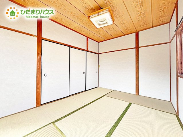 洗練された空間にやわらかい光が差し込み、お気に入りの家具や小物が映えます。